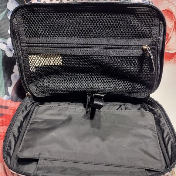 Kate Spade || Mindy Flamingo Dot Medium Cosmetic Case - Picture 6 of 12